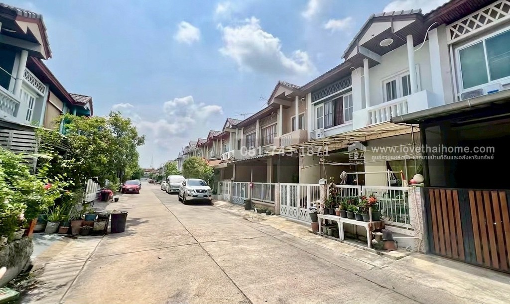 ขายด่วน! ทาวน์เฮ้าส์ 2 ชั้น เลียบคลองสอง27 หมู่บ้านวรารักษ์ พื้นที่ 20 ตรว. ขาย1.7 ต้องปรับปรุง