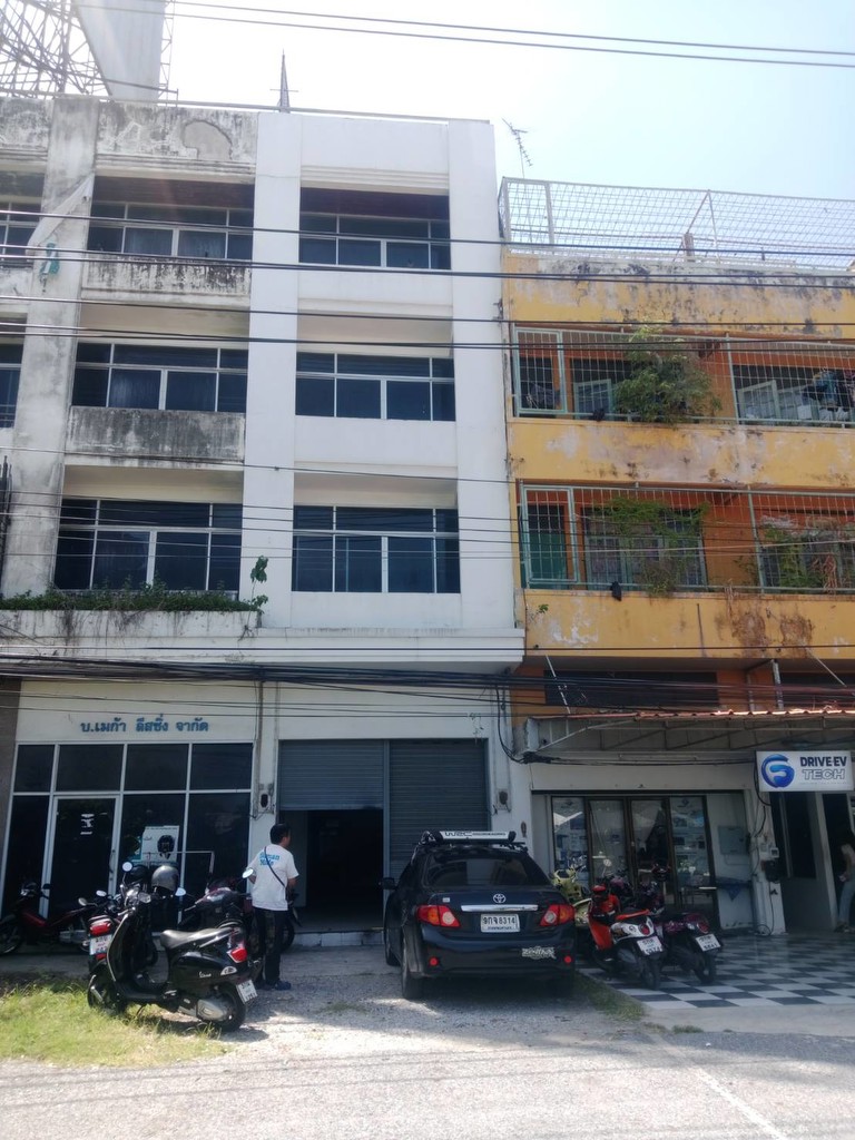 ขายตึกแถวหรืออาคารพาณิชย์ติดถนนใหญ่สุขุมวิท ทำเลเด่นตรงสะพานลอยก่อนเลี้ยวถนนลงหาดบางแสน 4.5 ชั้น เล่