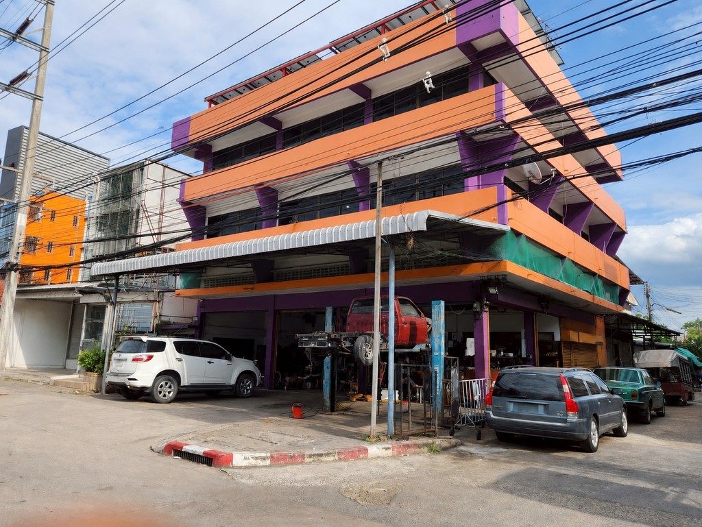 ขายหรือให้เช่า อาคารพาณิชย์สแตนด์อโลน 3 ชั้นครึ่ง 700 ตร.ม. ทำเลทองตรงข้าม รพ.ปทุมธานี HRE00929
