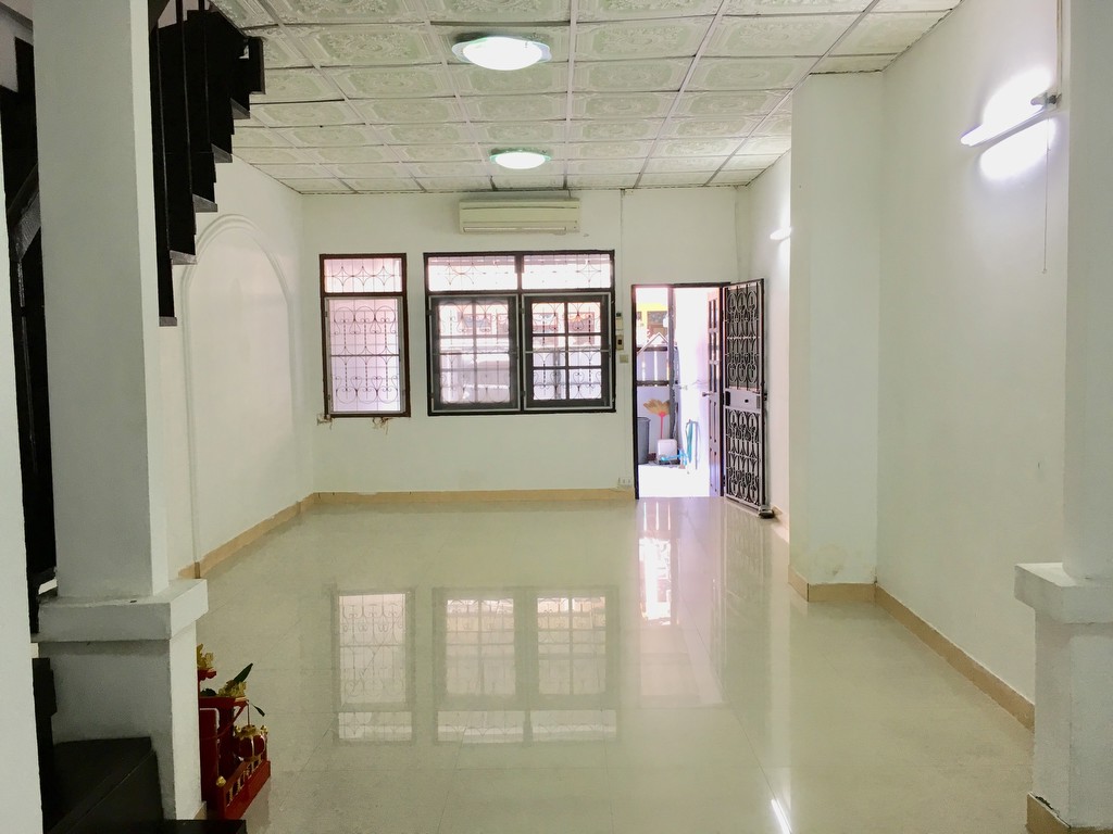 ให้เช่าทาวเฮ้านวมินทร์ 135 32/271 18 ตรว. 2 ชั้น 2 ห้องนอน 2 ห้องน้ำ 1 ห้องครัว แอร์ 3 ตัว 8000 บ.