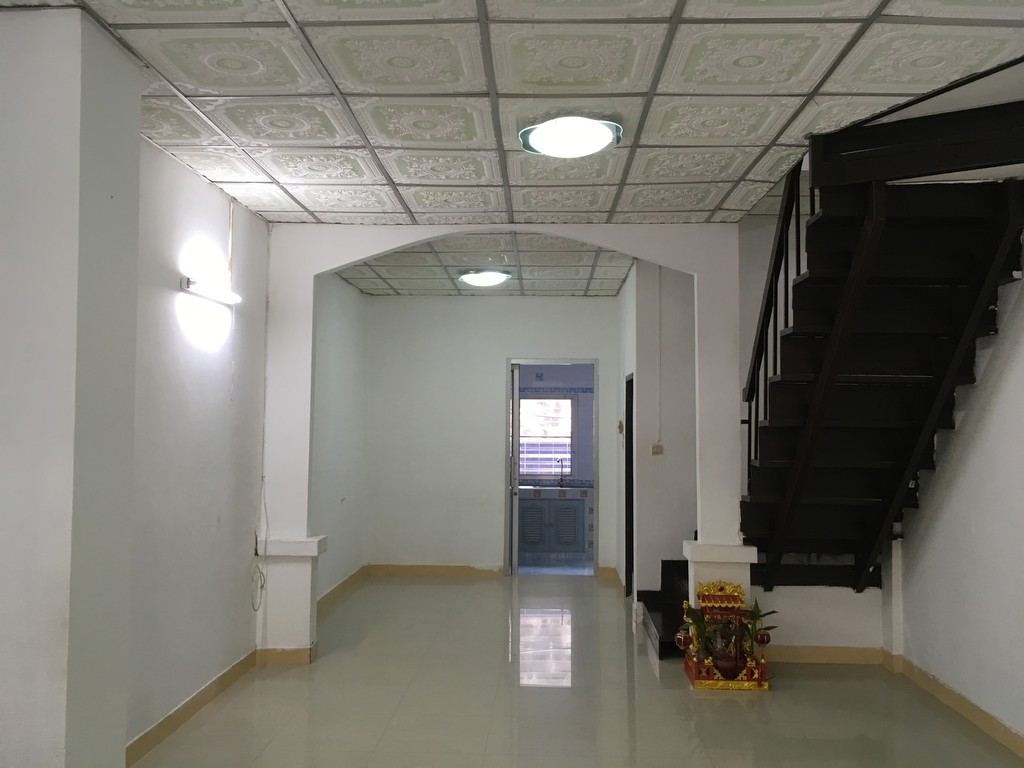ให้เช่าทาวเฮ้านวมินทร์ 135 32/271 18 ตรว. 2 ชั้น 2 ห้องนอน 2 ห้องน้ำ 1 ห้องครัว แอร์ 3 ตัว 8000 บ.