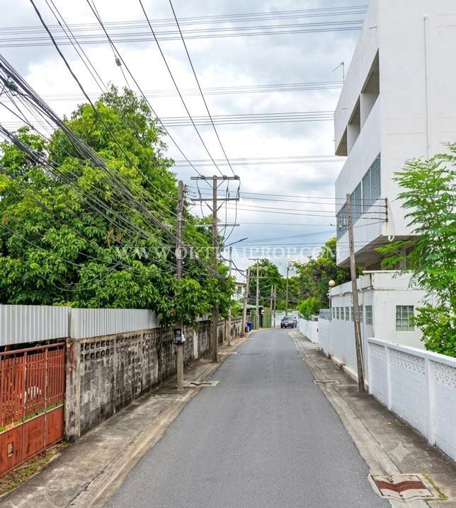 ที่ดินพร้อมสิ่งปลูกสร้างประชาชื่น ใกล้ทางด่วนและรถไฟฟ้า ถนนประชาชื่น (วงศ์สว่าง)