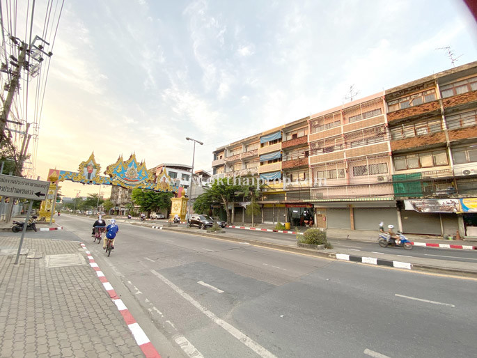 อาคารพาณิชย์ 4.5 ชั้น ติดถนนสนามบินน้ำ เมืองนนทบุรี