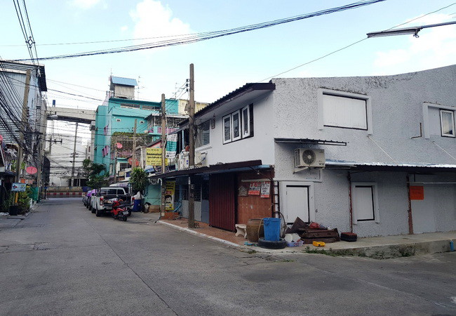 ขายทาวน์เฮ้าส์ หมู่บ้านรุ่งเรืองนิเวศน์ ซอยติวานนท์-ปากเกร็ด 3 เนื้อที่ 36 ตร.ว. 2 หลังติดกัน