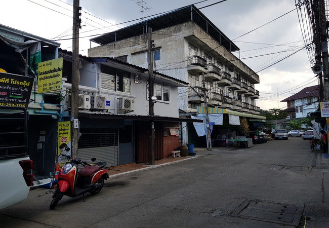 ขายทาวน์เฮ้าส์ หมู่บ้านรุ่งเรืองนิเวศน์ ซอยติวานนท์-ปากเกร็ด 3 เนื้อที่ 36 ตร.ว. 2 หลังติดกัน