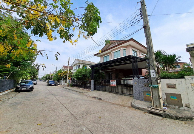 ขายบ้านเดี่ยว หมู่บ้านชลลดา สุวรรณภูมิ ลาดกระบัง 54 เนื้อที่ 56.7 ตร.ว. 2 ชั้น 3 นอน 2 น้ำ