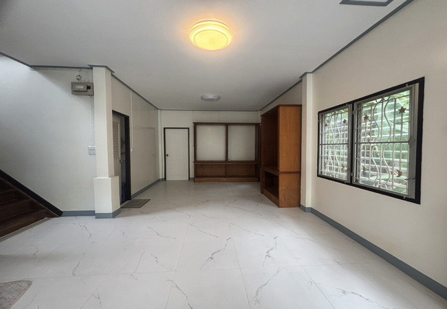 ขายและให้เช่าบ้านเดี่ยว หมู่บ้านเมืองเพชรวิลเลจ ซอยทุ่งมังกร 12 เนื้อที่ 67 ตร.ว. 2 ชั้น 3 นอน 2 น้ำ