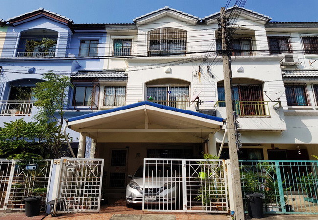 ขายทาวน์เฮ้าส์ หมู่บ้านกลางเมือง พระราม 9 ซอย 43 เนื้อที่ 20 ตร.ว. 3 ชั้น 3 นอน 3 น้ำ