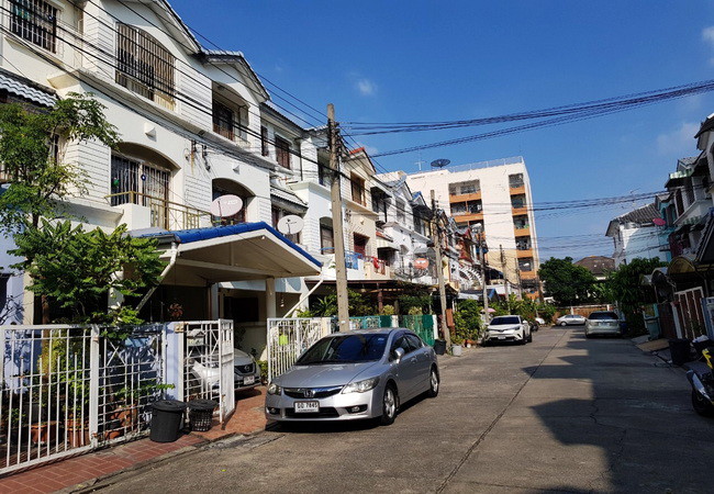 ขายทาวน์เฮ้าส์ หมู่บ้านกลางเมือง พระราม 9 ซอย 43 เนื้อที่ 20 ตร.ว. 3 ชั้น 3 นอน 3 น้ำ