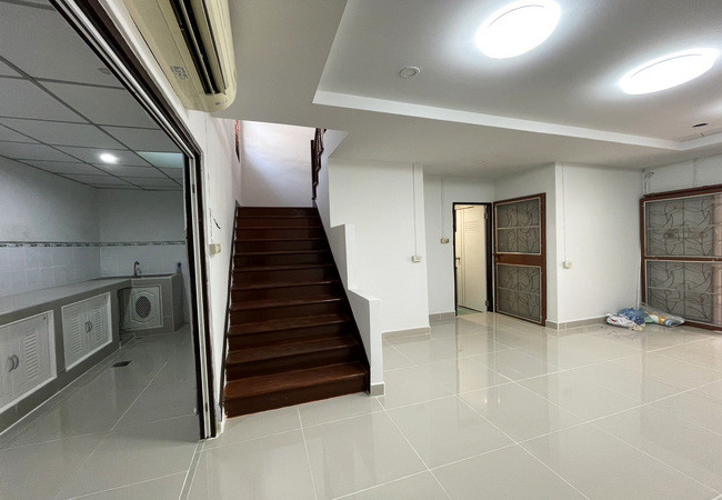 ขายทาวน์เฮ้าส์ หมู่บ้านพฤกษา 14 เอ ซอยวัดลาดปลาดุก เนื้อที่ 18 ตร.ว. 2 ชั้น 3 นอน 2 น้ำ