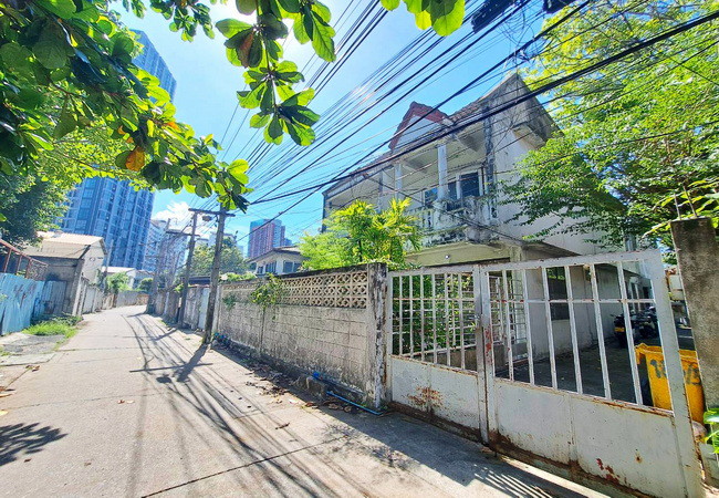 ขายที่ดิน ซอยสุขุมวิท 46 คลองเตย กรุงเทพมหานคร เนื้อที่ 208 ตร.ว. พร้อมสิ่งปลูกสร้าง