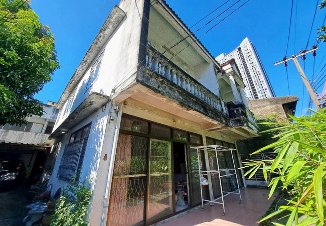 ขายที่ดิน ซอยสุขุมวิท 46 คลองเตย กรุงเทพมหานคร เนื้อที่ 208 ตร.ว. พร้อมสิ่งปลูกสร้าง