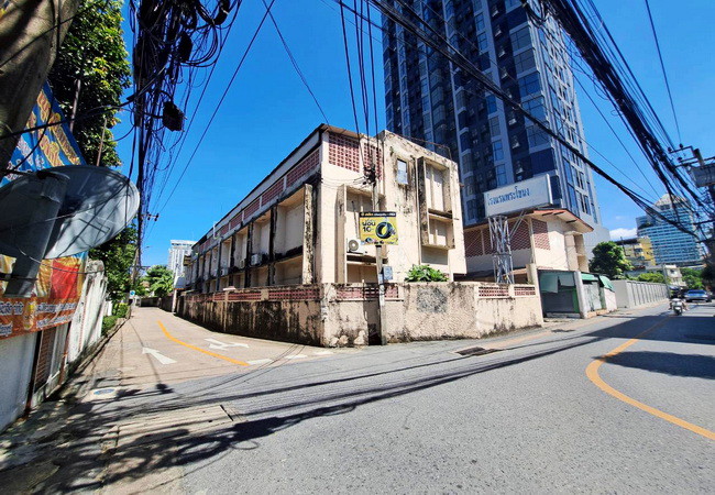 ขายที่ดิน ซอยสุขุมวิท 46 คลองเตย กรุงเทพมหานคร เนื้อที่ 208 ตร.ว. พร้อมสิ่งปลูกสร้าง