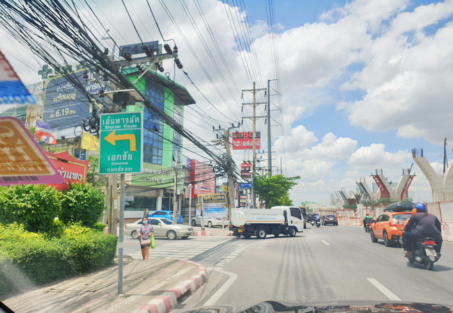ขายที่ดิน ถนนพระราม 2 ซอย 50 บางขุนเทียน กรุงเทพ เนื้อที่ 2-2-42 ไร่ พร้อมสิ่งปลูกสร้าง