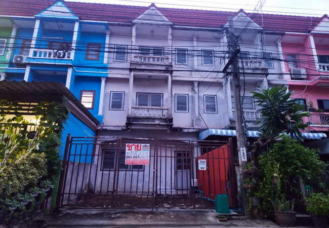 ขายทาวน์เฮ้าส์ หมู่บ้านรินทร์ทอง รามคำแหง 190 เนื้อที่ 22.5 ตร.ว. 3 ชั้น 4 นอน 3 น้ำ