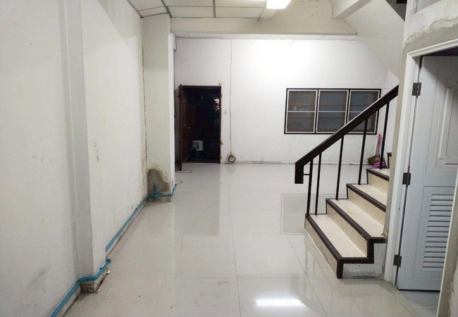 ขายทาวน์เฮ้าส์ หมู่บ้านรินทร์ทอง รามคำแหง 190 เนื้อที่ 22.5 ตร.ว. 3 ชั้น 4 นอน 3 น้ำ
