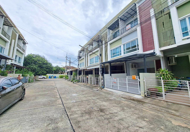 ขายทาวน์เฮ้าส์ หมู่บ้านนลิน อเวนิว 2 ซอยรามคำแหง 144 เนื้อที่ 17 ตร.ว. 3 ชั้น 3 นอน 3 น้ำ