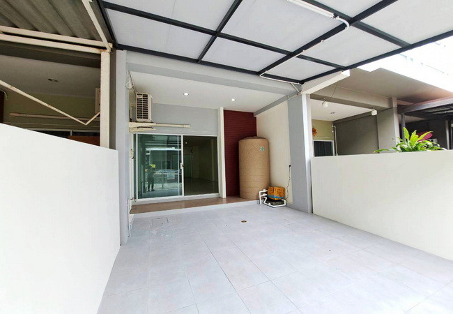 ขายทาวน์เฮ้าส์ หมู่บ้านนลิน อเวนิว 2 ซอยรามคำแหง 144 เนื้อที่ 17 ตร.ว. 3 ชั้น 3 นอน 3 น้ำ