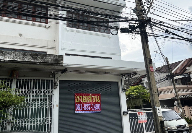 ขายอาคารพาณิชย์ หมู่บ้านสินธร แฮปปี้แลนด์ บางกะปิ กรุงเทพมหานคร เนื้อที่ 25.4 ตร.ว. 3 ชั้น 2 น้ำ