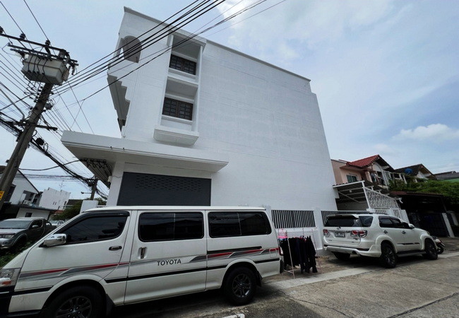 ขายอาคารพาณิชย์ หมู่บ้านสินธร แฮปปี้แลนด์ บางกะปิ กรุงเทพมหานคร เนื้อที่ 25.4 ตร.ว. 3 ชั้น 2 น้ำ