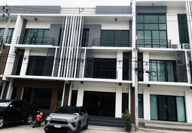 ขายโฮมออฟฟิศ หมู่บ้านซิลค์ทาวน์ สายไหม เนื้อที่ 24 ตร.ว. 3.5 ชั้น 3 นอน 3 น้ำ ทำเลดี