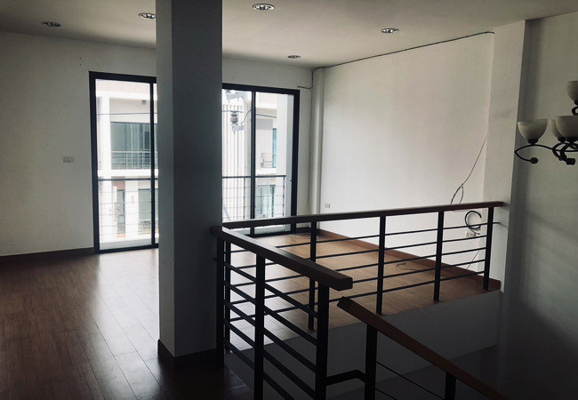 ขายโฮมออฟฟิศ หมู่บ้านซิลค์ทาวน์ สายไหม เนื้อที่ 24 ตร.ว. 3.5 ชั้น 3 นอน 3 น้ำ ทำเลดี
