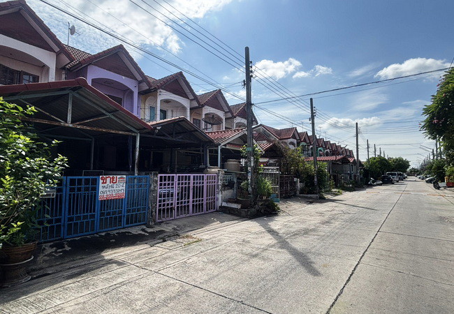 ขายทาวน์เฮ้าส์ หมู่บ้านวโรชา 5 บางบ่อ สมุทรปราการ เนื้อที่ 20 ตร.ว. 2 ชั้น 2 นอน 2 น้ำ