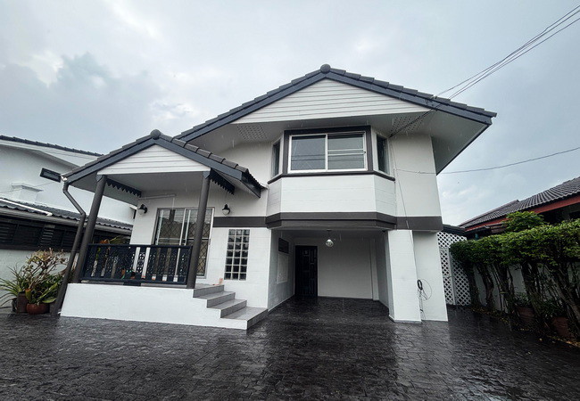 ขายและให้เช่าบ้านเดี่ยว หมู่บ้านสวนพงษ์เพชร ซอยแจ้งวัฒนะ 43 เนื้อที่ 56 ตร.ว. 2 ชั้น 3 นอน 2 น้ำ