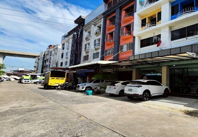 ขายอาคารพาณิชย์ ใกล้ไปรษณีย์บางซื่อ ถนนกรุงเทพ-นนทบุรี เนื้อที่ 18.8 ตร.ว. 4.5 ชั้น 3 น้ำ