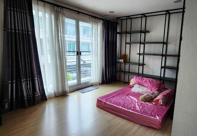 ขายทาวน์เฮ้าส์ หมู่บ้านกลางเมือง พิบูลสงคราม เนื้อที่ 28.3 ตร.ว. 3 ชั้น 3 นอน 3 น้ำ