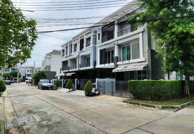 ขายทาวน์เฮ้าส์ หมู่บ้านกลางเมือง พิบูลสงคราม เนื้อที่ 28.3 ตร.ว. 3 ชั้น 3 นอน 3 น้ำ