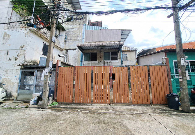 ขายอาคารพาณิชย์ ติดถนนลาดพร้าววังหิน ลาดพร้าว กรุงเทพ เนื้อที่ 32 ตร.ว. 1 คูหา 3 น้ำ