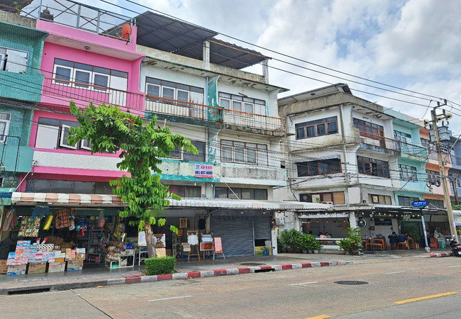 ขายอาคารพาณิชย์ ติดถนนลาดพร้าววังหิน ลาดพร้าว กรุงเทพ เนื้อที่ 32 ตร.ว. 1 คูหา 3 น้ำ