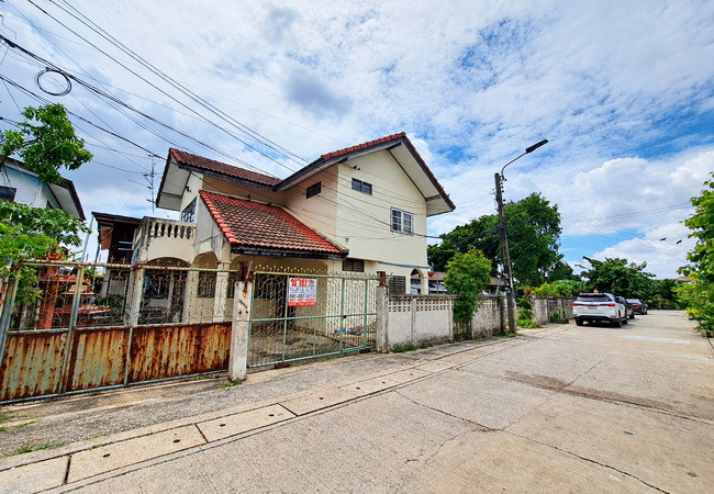 ขายบ้านเดี่ยว ซอยอยู่สุข 13 ถนนสุขุมวิท เมืองสมุทรปราการ เนื้อที่ 81 ตร.ว. 2 ชั้น 4 นอน 2 น้ำ