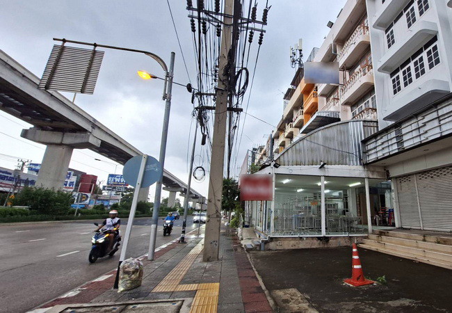 ขายอาคารพาณิชย์ ปากซอยรามอินทรา 109 ติดถนนรามอินทรา เนื้อที่ 48 ตร.ว. 2 คูหา