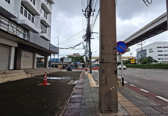ขายอาคารพาณิชย์ ปากซอยรามอินทรา 109 ติดถนนรามอินทรา เนื้อที่ 48 ตร.ว. 2 คูหา