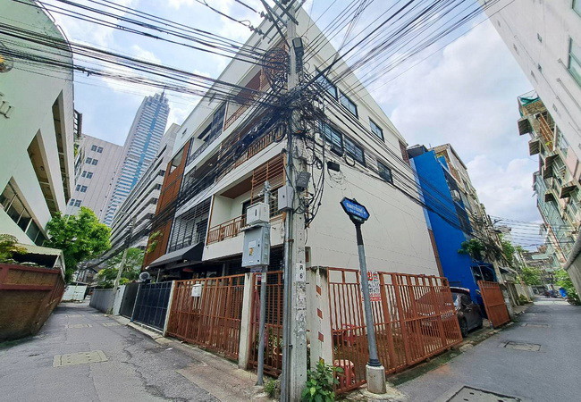 ขายอาคารพาณิชย์ ซอยปราโมทย์ 2 ถนนสุริยวงศ์ เขตบางรัก กรุงเทพ เนื้อที่ 26 ตร.ว. 1 คูหา