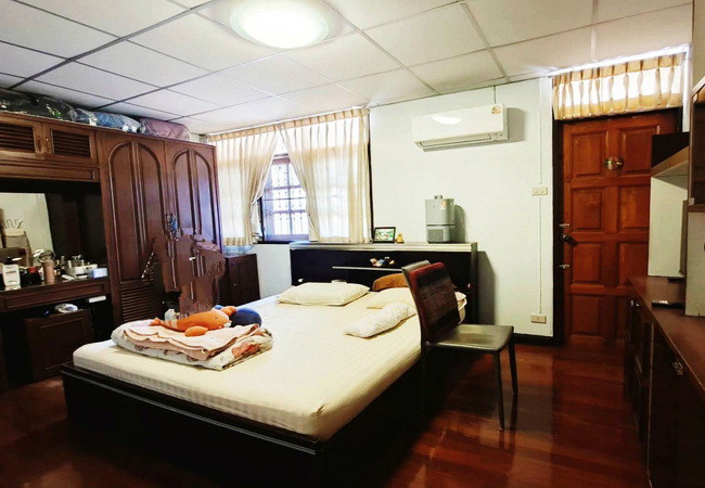 ขายทาวน์เฮ้าส์ หมู่บ้านโอษธิศ 1 โชคชัย 4 ลาดพร้าว กรุงเทพ เนื้อที่ 25 ตร.ว. 2 ชั้น 2 นอน 2 น้ำ