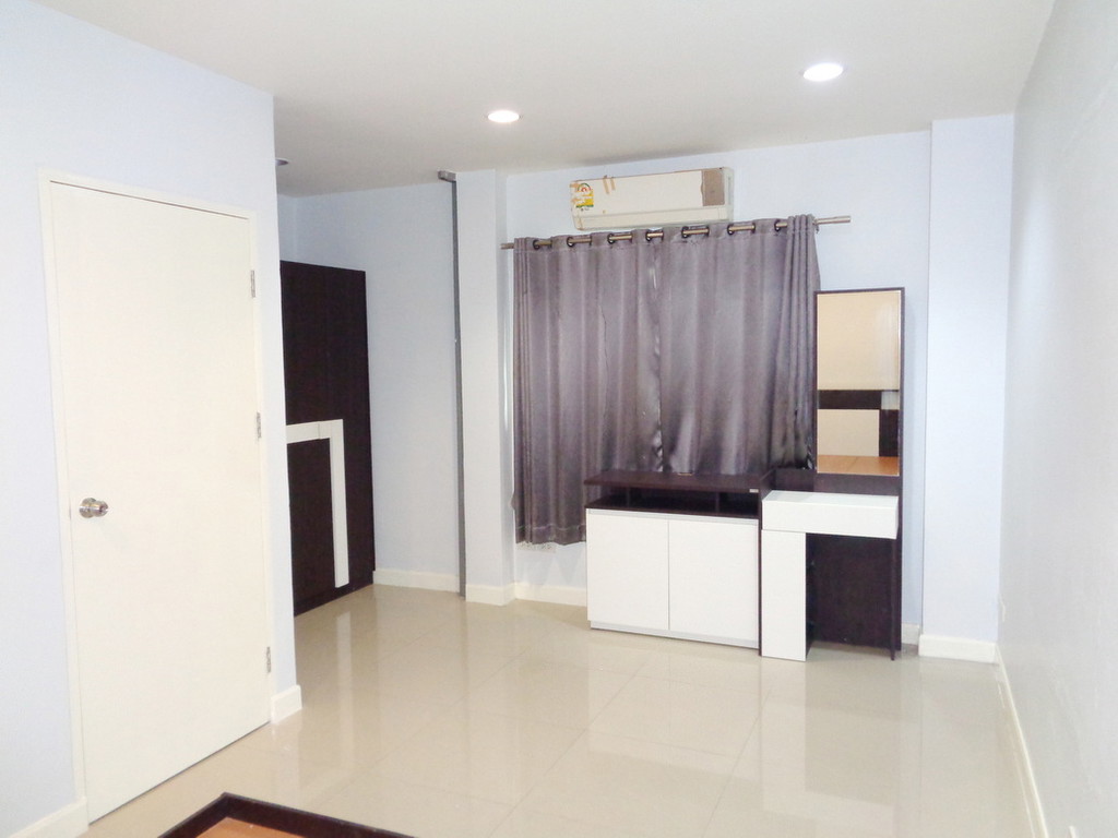 🚩 บ้านรีโนเวท ทาวน์โฮม 3 ชั้น หลังใหญ่ โครงการ เดอะ รีโน่ นวมินทร์ ติดห้างโลตัสนวมินทร์