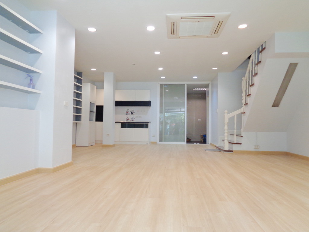 🚩 บ้านรีโนเวท ทาวน์โฮม 3 ชั้น หลังใหญ่ โครงการ เดอะ รีโน่ นวมินทร์ ติดห้างโลตัสนวมินทร์