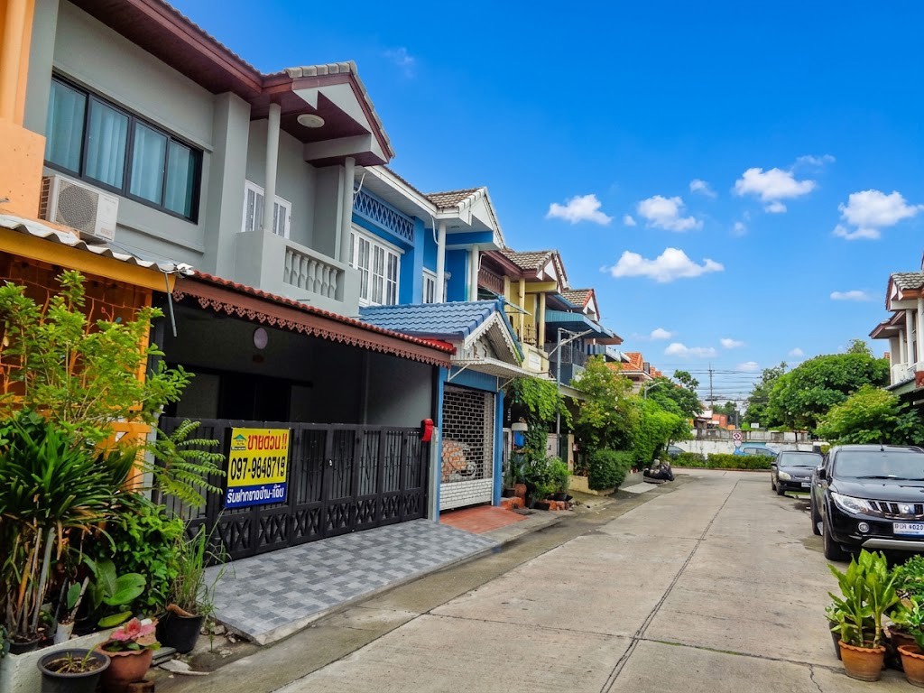 🏡 ขาย ทาวน์เฮ้าส์รีโนเวทใหม่ สวยหรู ไม่มีเสาไฟฟ้าหน้าบ้าน ใกล้ซาฟารีเวิลด์