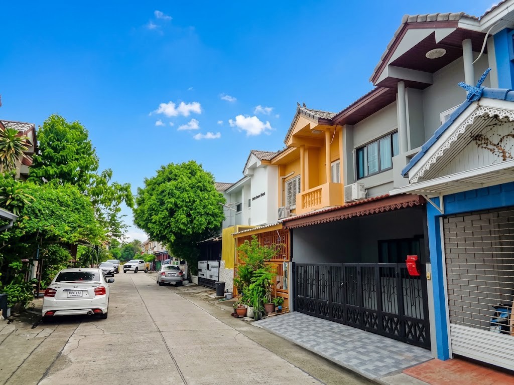 🏡 ขาย ทาวน์เฮ้าส์รีโนเวทใหม่ สวยหรู ไม่มีเสาไฟฟ้าหน้าบ้าน ใกล้ซาฟารีเวิลด์