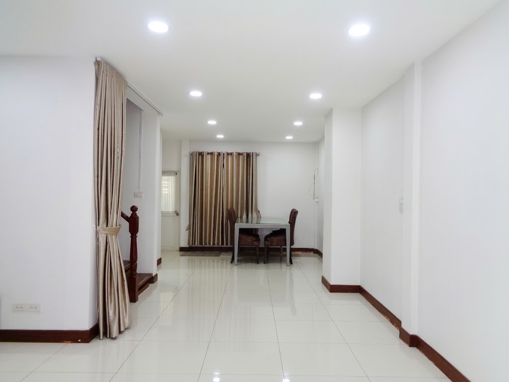 🏡 ขาย ทาวน์เฮ้าส์รีโนเวทใหม่ สวยหรู ไม่มีเสาไฟฟ้าหน้าบ้าน ใกล้ซาฟารีเวิลด์