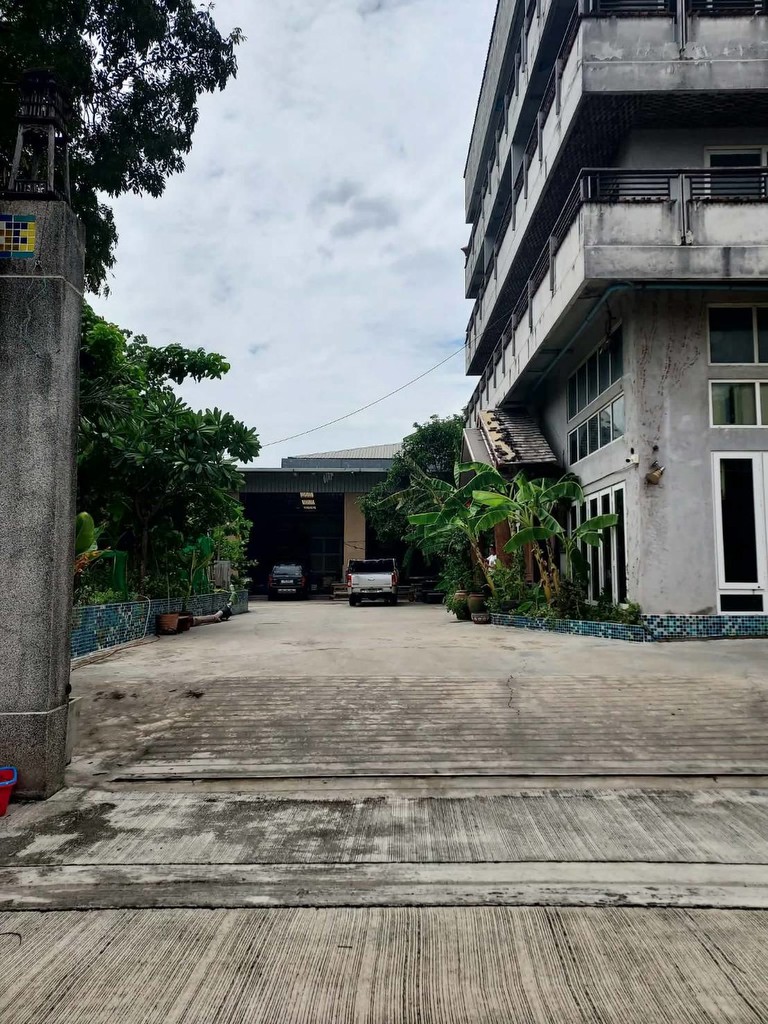 ราคาพิเศษ!! บ้านหลังใหญ่ 4 ชั้น ขนาด 1,440 ตร.ม. เขตประเวศ กทม. ถ.เฉลิมพระเกียรติ ร.9 ซ.48 แยก 8