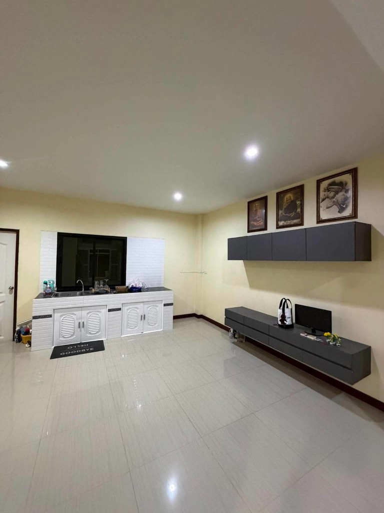 ขายถูกมาก!! ทาวน์เฮ้าส์ 2 ชั้น ติดถนน ทำเลทองใจกลางอำเภอเมือง ปราจีนบุรี ใกล้แม็คโคร โรบินสัน