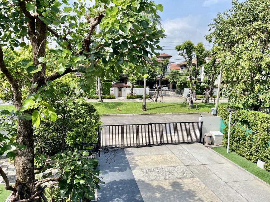 ขายถูกมาก!! บ้านเดี่ยว 2 ชั้น 180 ตรว. หลังมุม ถนนเมน ม.มัณฑนา เลค วัชรพล ทำเลทอง ใกล้ห้าง ทางด่วนฯ