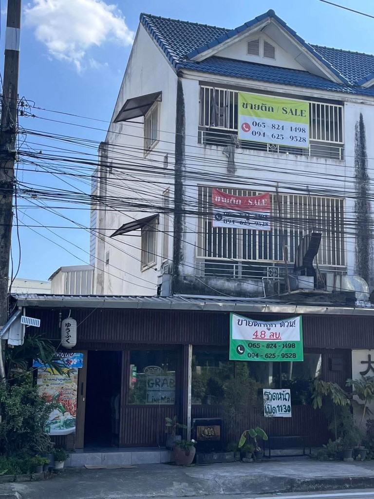 ขายถูกมาก!! อาคารพาณิชย์ 3 ชั้น ทำเลทอง ติดถนนใหญ่ สี่แยกตลาดสดแม่เหียะ อ.เมือง จ.เชียงใหม่