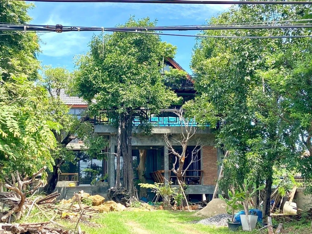 ขายถูกมาก ต่ำกว่าประเมิน!! บ้านเดี่ยว 3 ชั้น พร้อมที่ดิน 180 ตรว. ติดถ.เพชรเกษม ใกล้โรบินสัน เพชรบุร