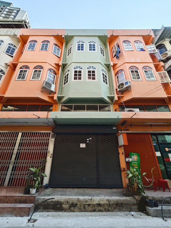 ให้เช่าตึกอาคารพาณิชย์ 3 ชั้นครึ่ง ในซอยบรมราชชนนี17 กรุงเทพ