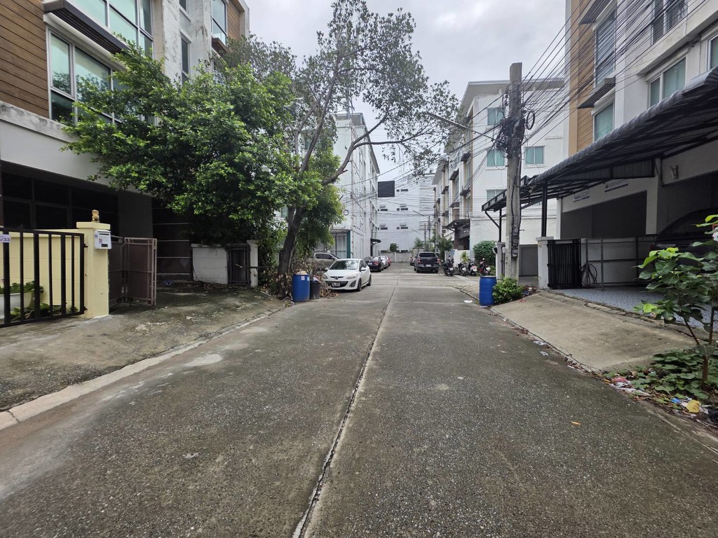 ขายทาวน์โฮม 4 ชั้น 21.8 ตารางวา RK Office Park พระราม 9-มอเตอร์เวย์ ลาดกระบัง ใกล้สนามบินสุวรรณภูมิ